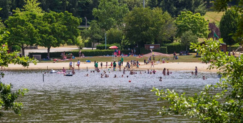 Baignade et activités de loisirs à l'Espace Hermeline de Bussière-Galant