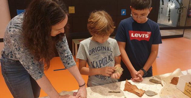 Atelier "Néandertal en pierre et en os" au Musée National de Préhistoire aux Eyzies (24)