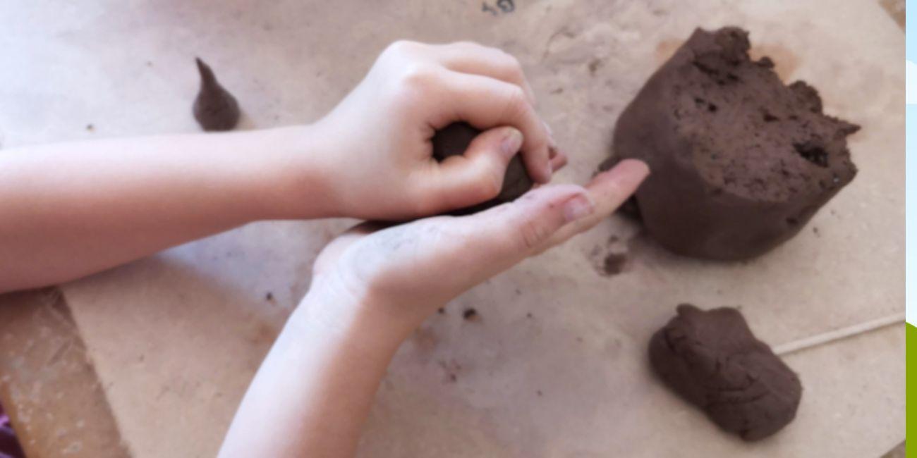 "Histoire à modeler", atelier en famille à l'Atelier-Musée de la Terre à Saint-Hilaire-les-Places