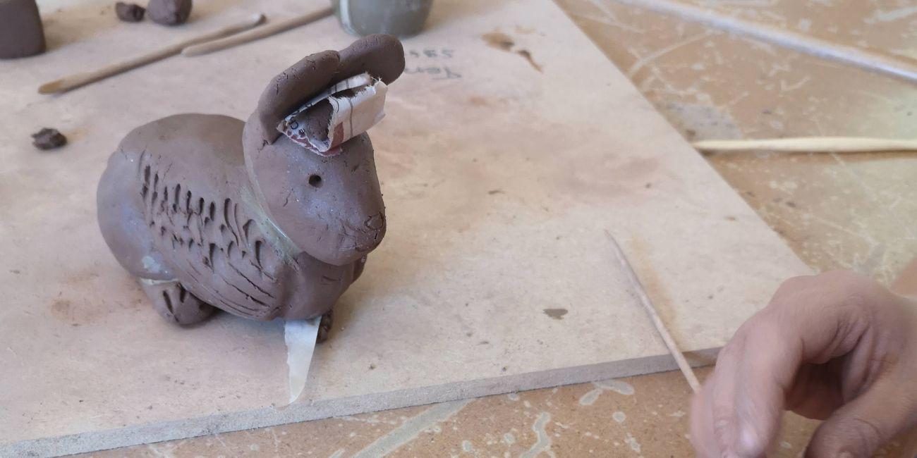 Atelier modelage en famille au Musée de la Terre à Saint-Hilaire-les-Places