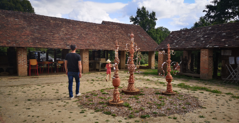 "Du sol au toit", visite des anciennes tuileries au Musée de la Terre à Saint-Hilaire-les-Places