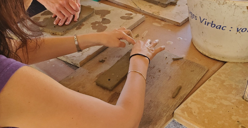 Atelier Hiéroglyphes sur plaque d'argile au Musée de la Terre à Saint-Hilaire-les-Places