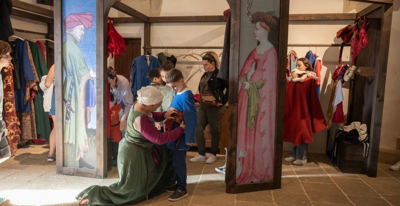 "Essayage de costumes du Moyen Âge", atelier au Château de Castelnaud