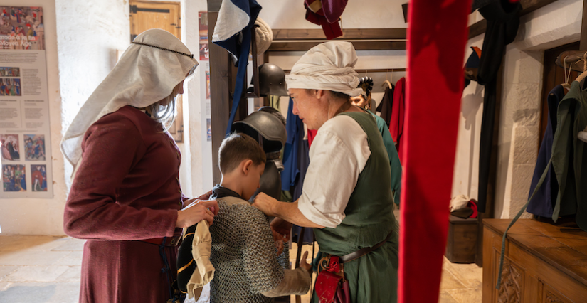 Animation "Essayage de costumes à la mode médiévale", au Château de Castelnaud