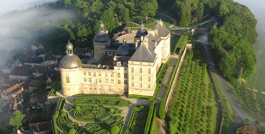 Visitez le château de Hautefort de jour et de nuit !