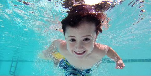 Se baigner en piscine autour de Périgueux en été