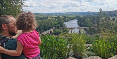 On joue en famille aux Jardins Panoramiques de Limeuil