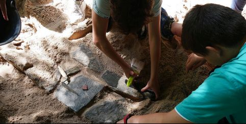 Ateliers initiation à l'archéologie avec Archéologie Paysage à Uzerche